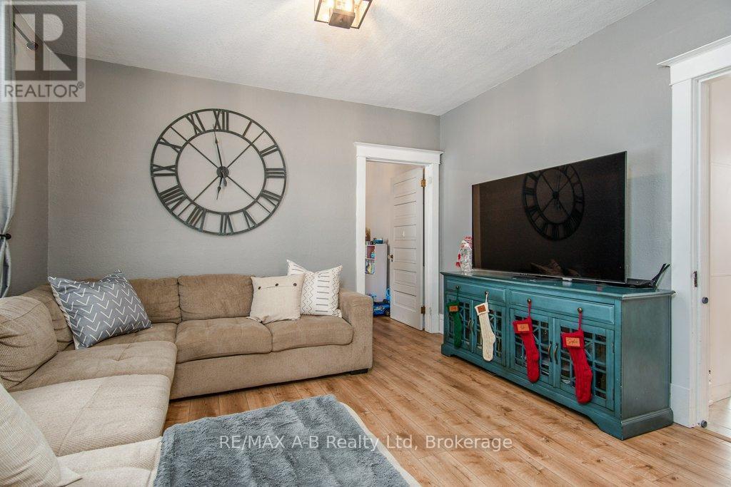2 Loveys Street E, East Zorra-Tavistock (Hickson), ON - Indoor Photo Showing Living Room