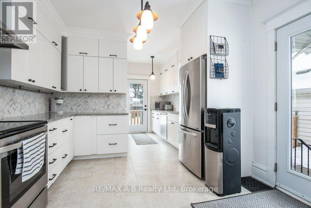 2 Loveys Street E, East Zorra-Tavistock (Hickson), ON - Indoor Photo Showing Kitchen With Upgraded Kitchen