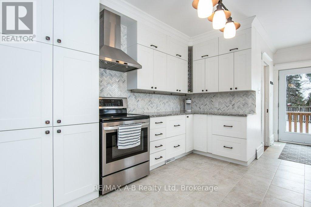 2 Loveys Street E, East Zorra-Tavistock (Hickson), ON - Indoor Photo Showing Kitchen