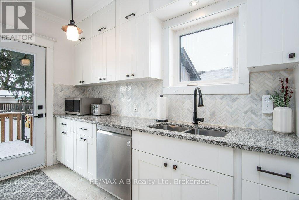 2 Loveys Street E, East Zorra-Tavistock (Hickson), ON - Indoor Photo Showing Kitchen With Double Sink With Upgraded Kitchen