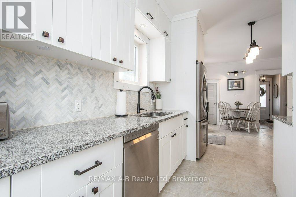 2 Loveys Street E, East Zorra-Tavistock (Hickson), ON - Indoor Photo Showing Kitchen With Double Sink With Upgraded Kitchen