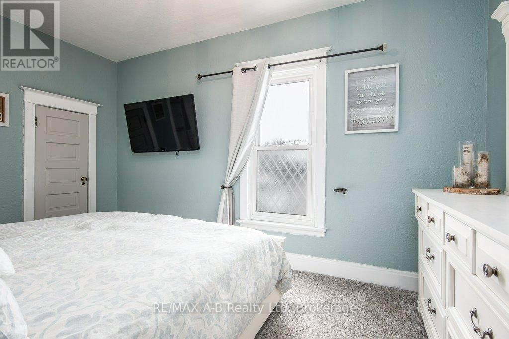 2 Loveys Street E, East Zorra-Tavistock (Hickson), ON - Indoor Photo Showing Bedroom