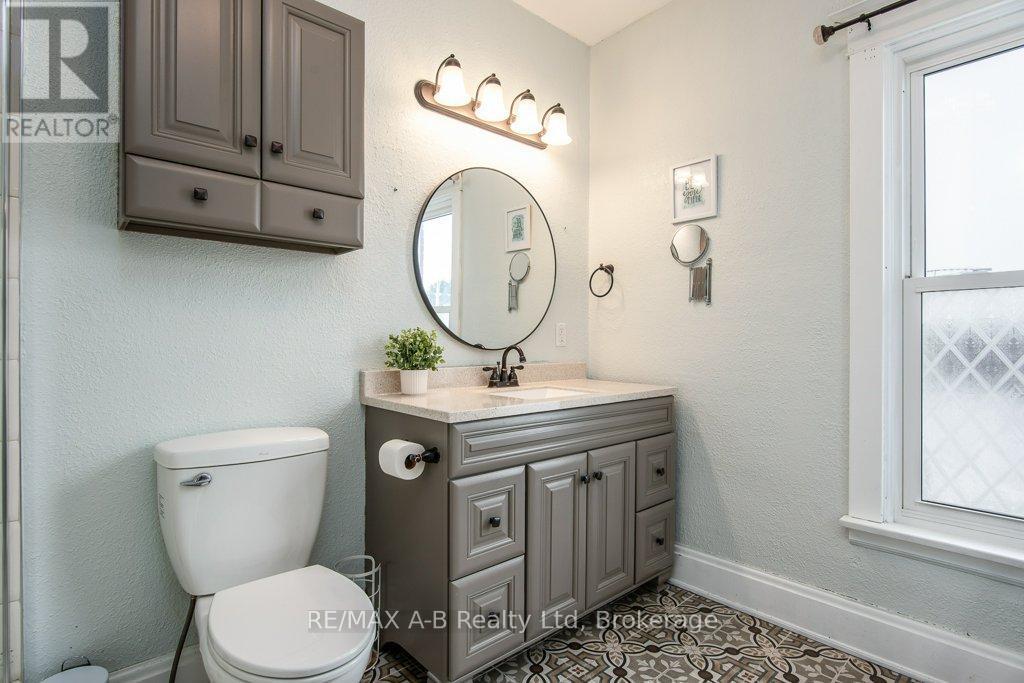 2 Loveys Street E, East Zorra-Tavistock (Hickson), ON - Indoor Photo Showing Bathroom