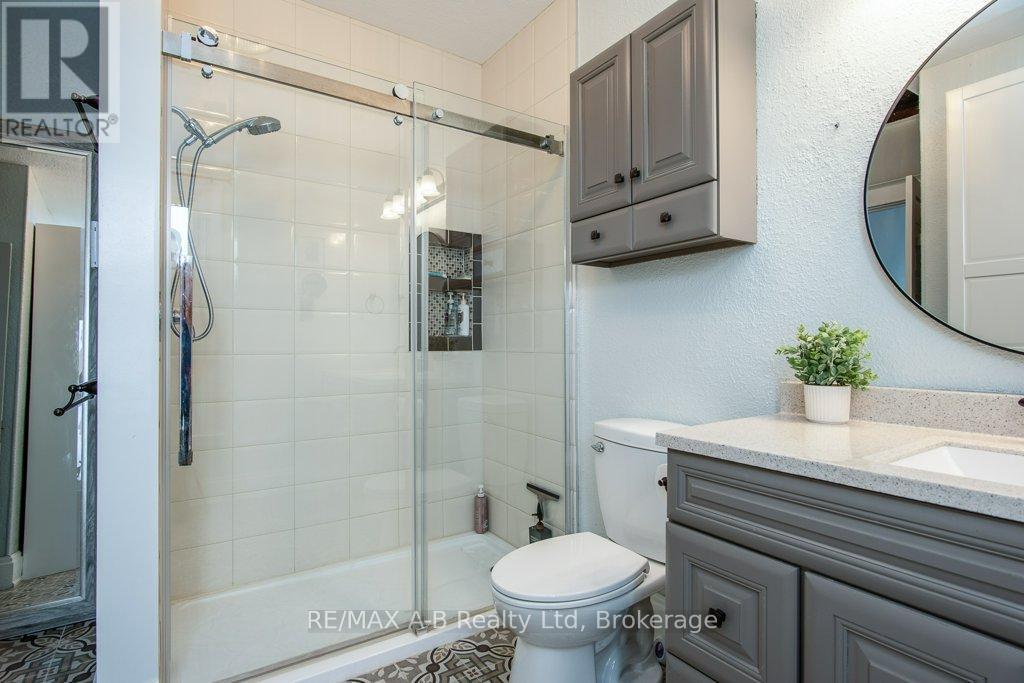 2 Loveys Street E, East Zorra-Tavistock (Hickson), ON - Indoor Photo Showing Bathroom