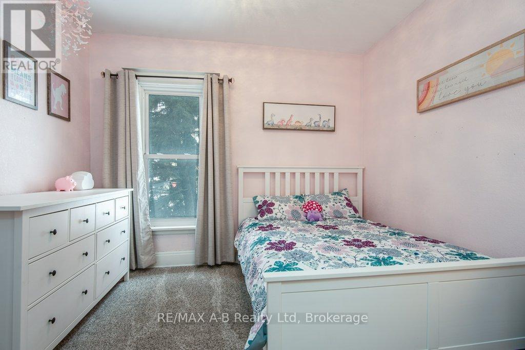 2 Loveys Street E, East Zorra-Tavistock (Hickson), ON - Indoor Photo Showing Bedroom