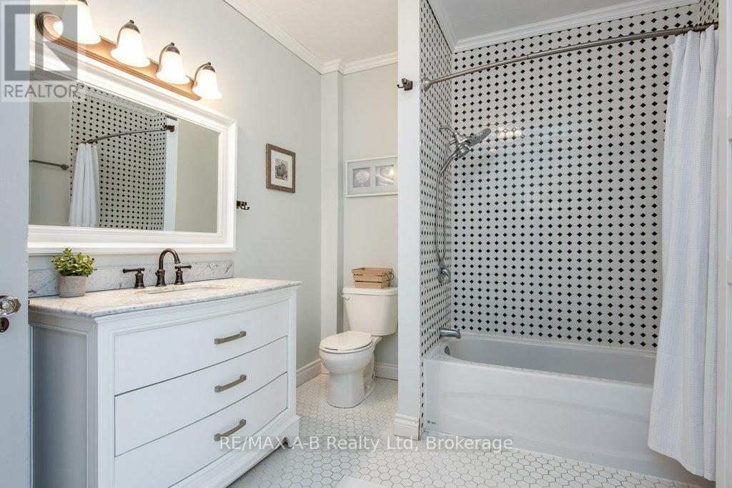 2 Loveys Street E, East Zorra-Tavistock (Hickson), ON - Indoor Photo Showing Bathroom