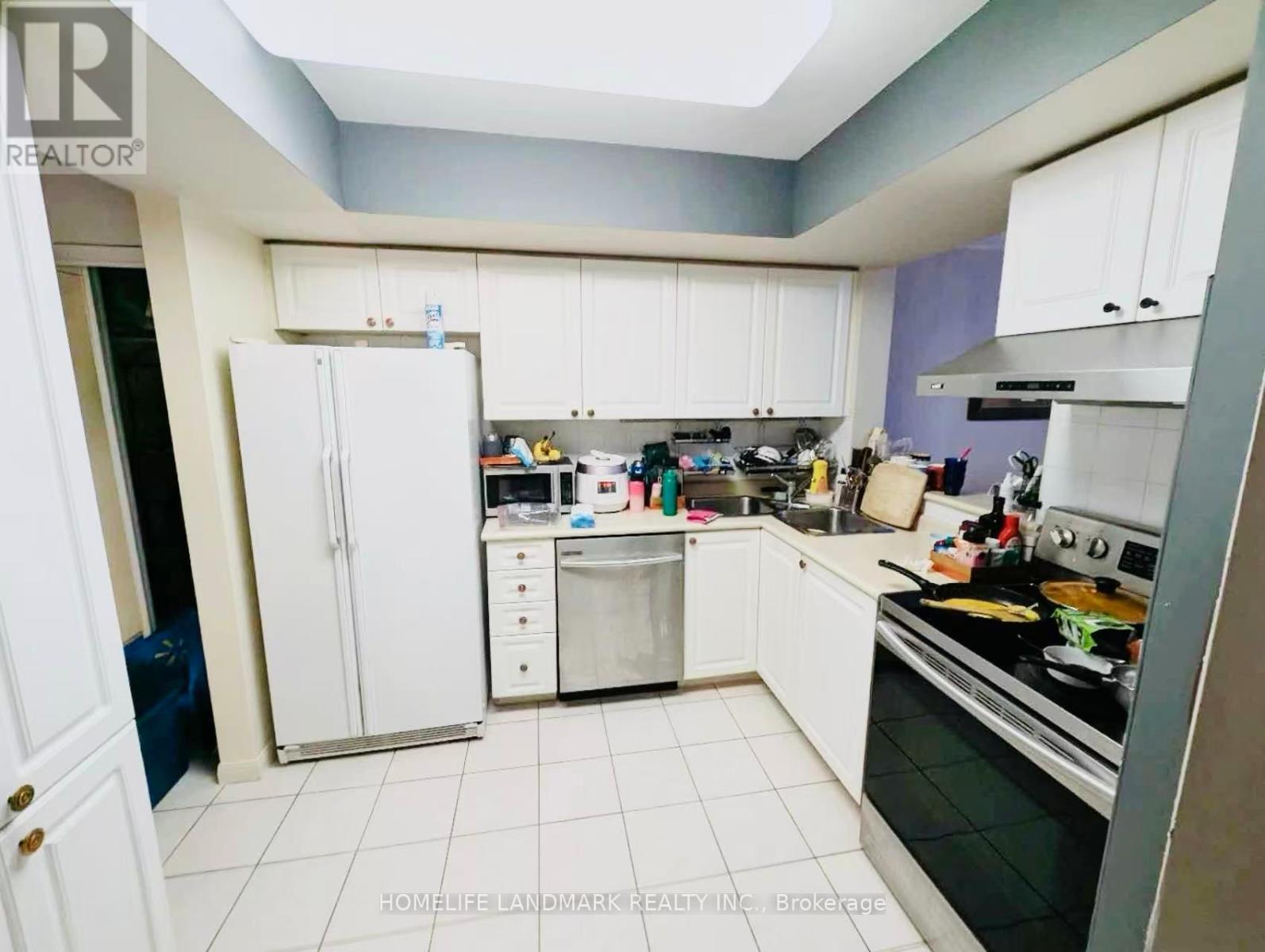 1002 - 28 Sommerset Way, Toronto, ON - Indoor Photo Showing Kitchen