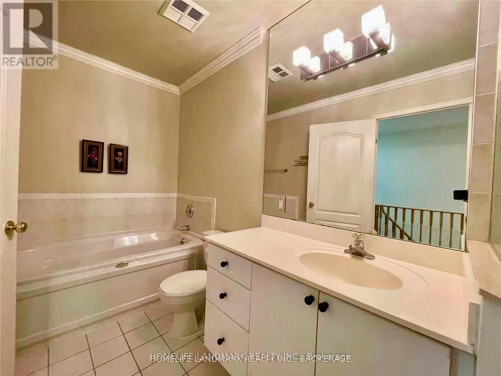 1002 - 28 Sommerset Way, Toronto, ON - Indoor Photo Showing Bathroom
