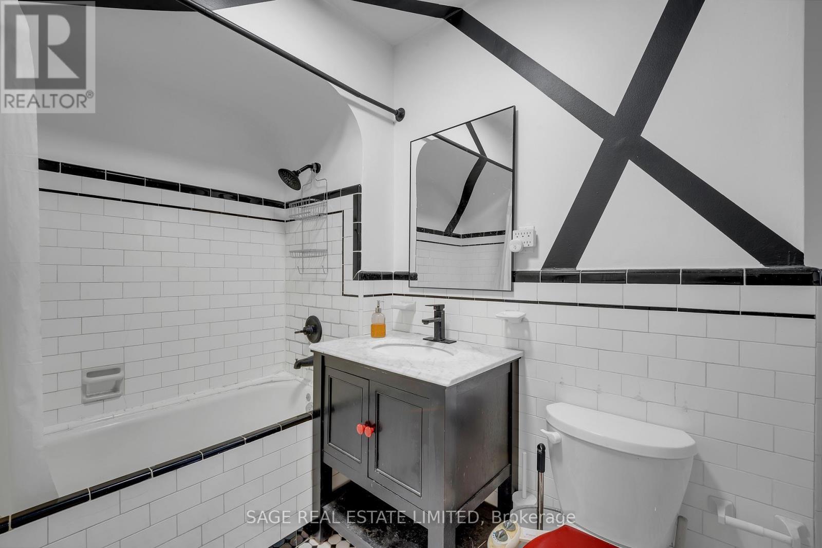 Upper - 1108 St. Clair Avenue W, Toronto, ON - Indoor Photo Showing Bathroom