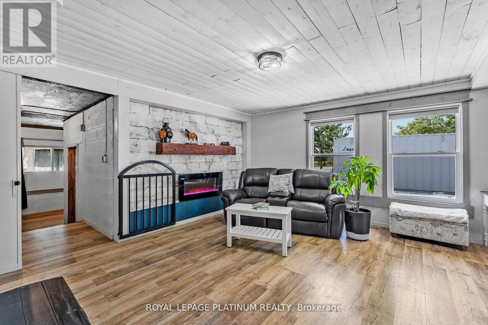 4546 Sherkston Road, Port Colborne, ON - Indoor Photo Showing Living Room With Fireplace