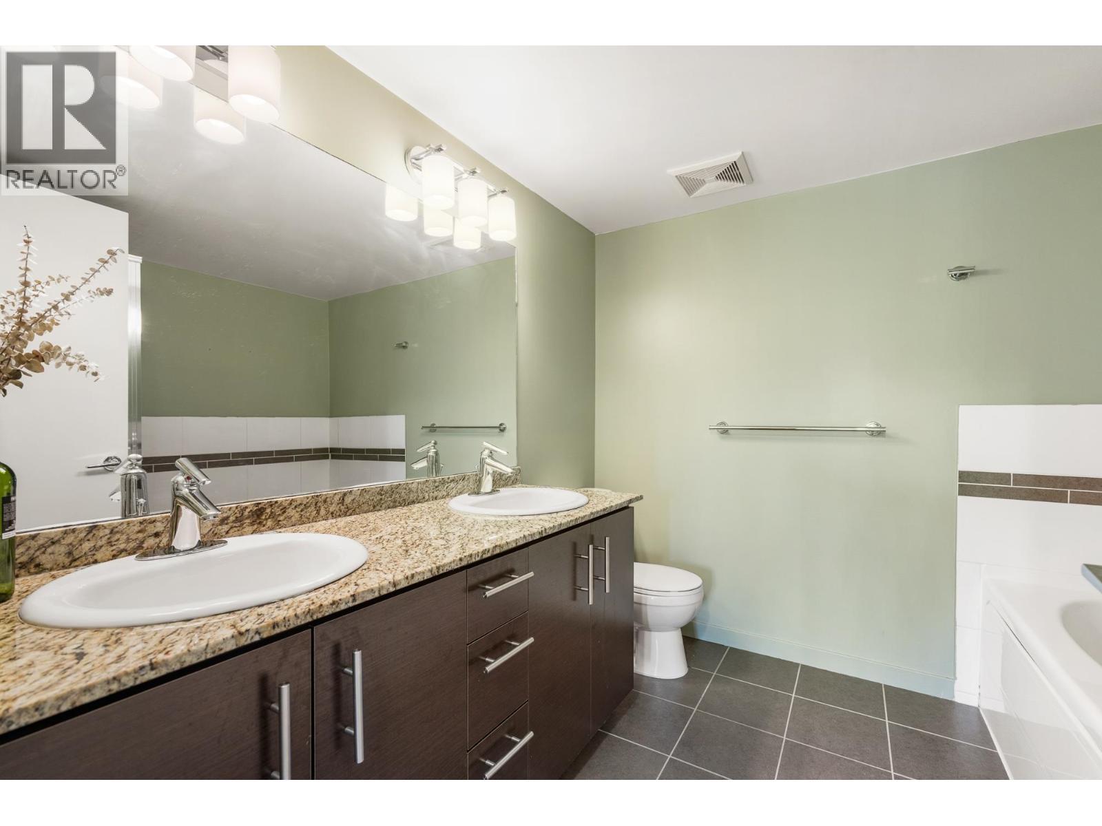 215 11665 Haney Bypass, Maple Ridge, BC - Indoor Photo Showing Bathroom