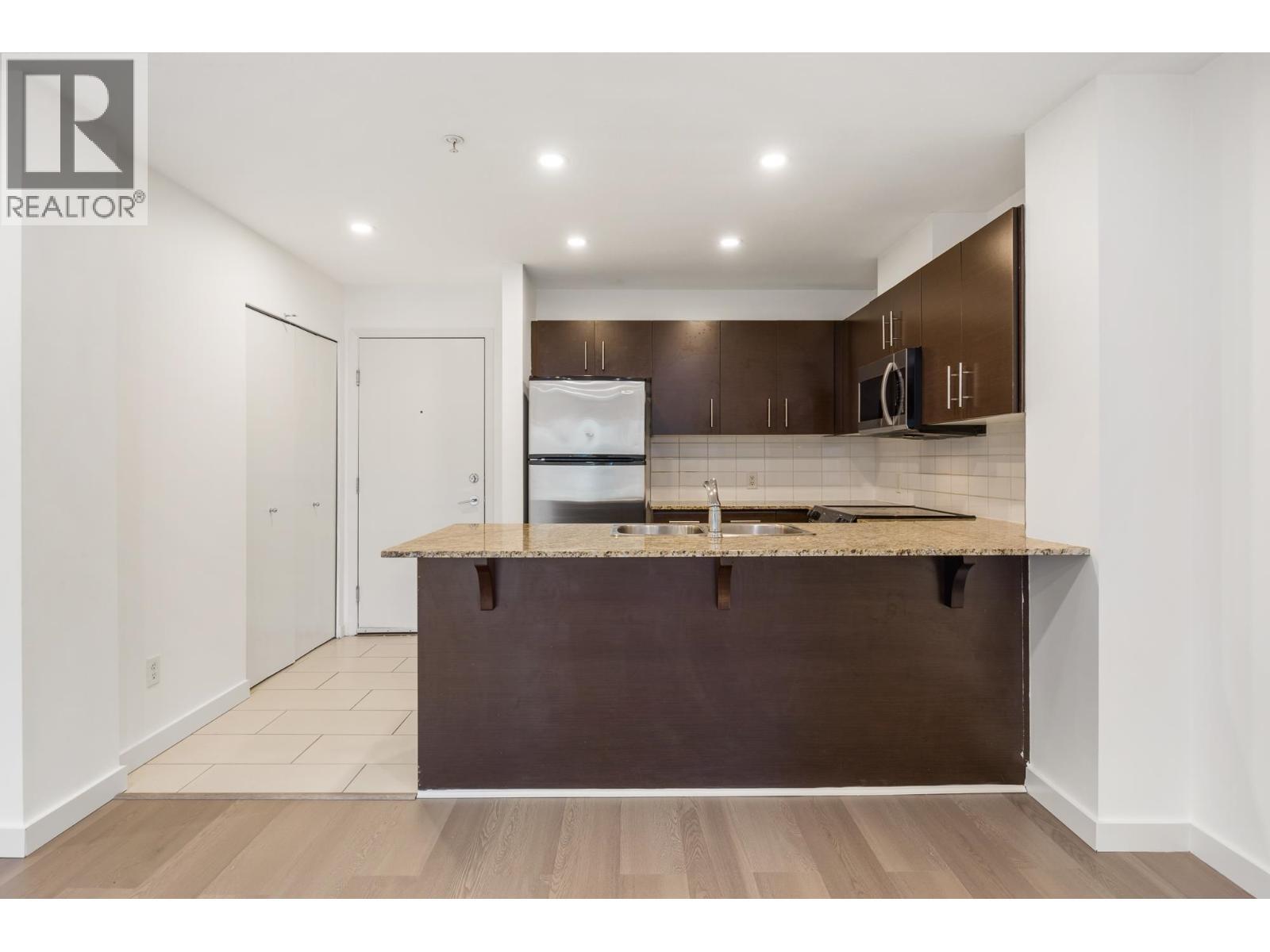 215 11665 Haney Bypass, Maple Ridge, BC - Indoor Photo Showing Kitchen