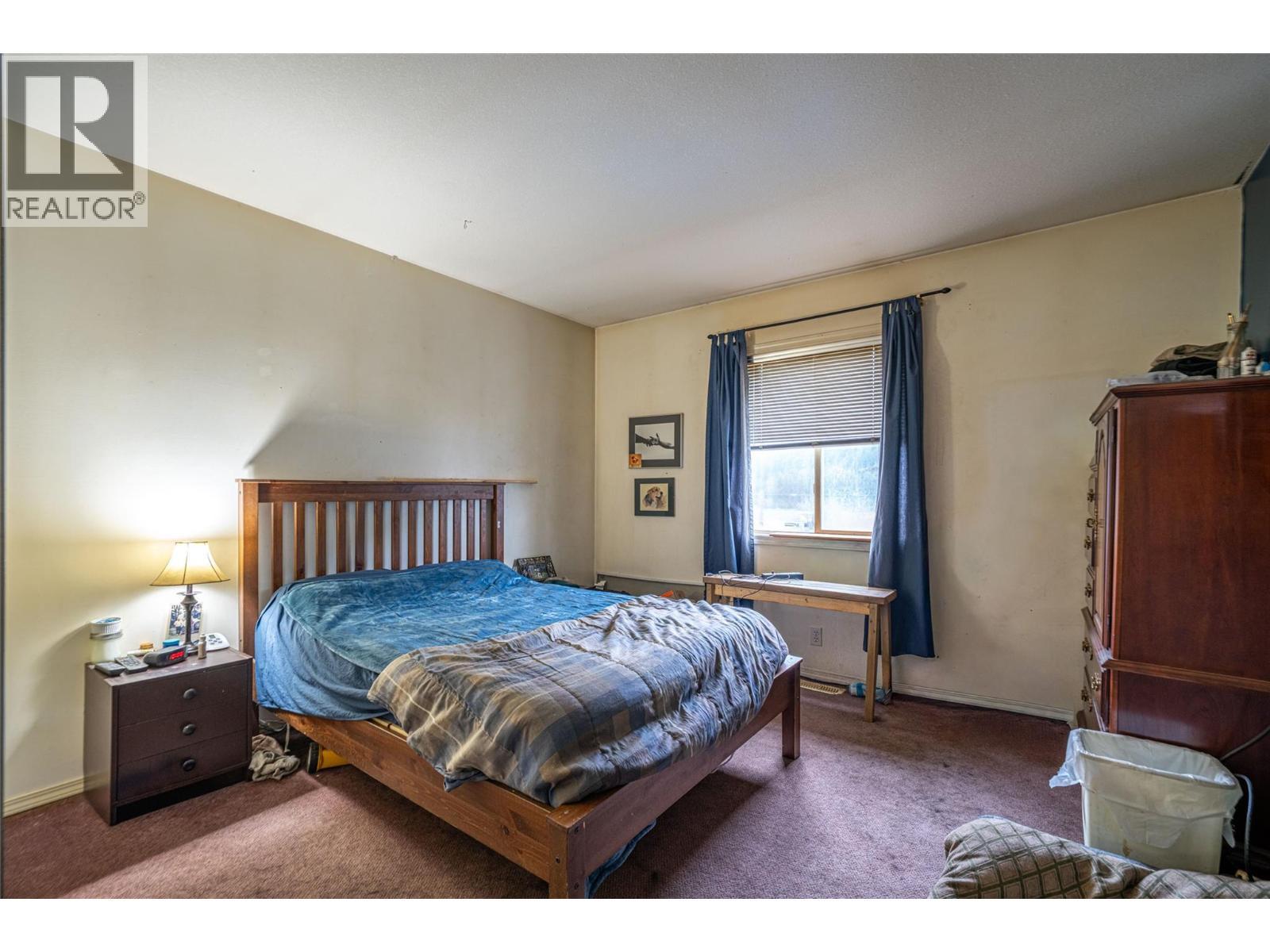 5683 97 Highway, Falkland, BC - Indoor Photo Showing Bedroom