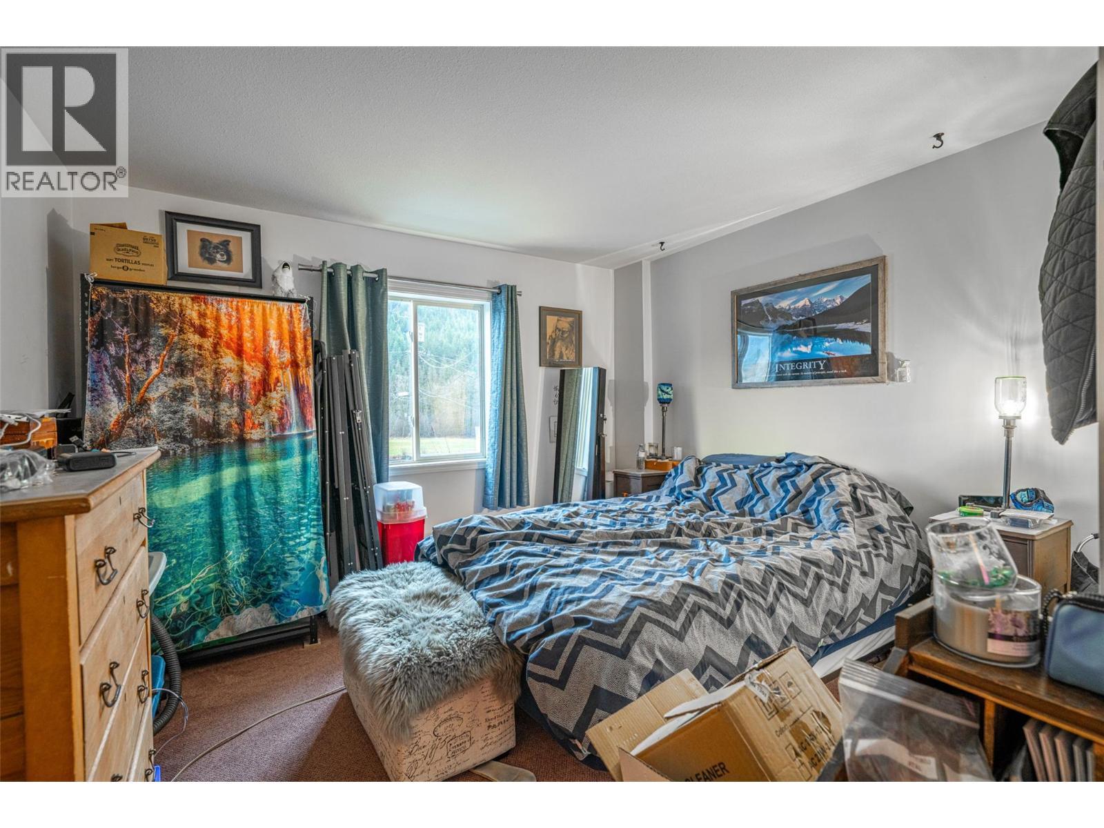 5683 97 Highway, Falkland, BC - Indoor Photo Showing Bedroom