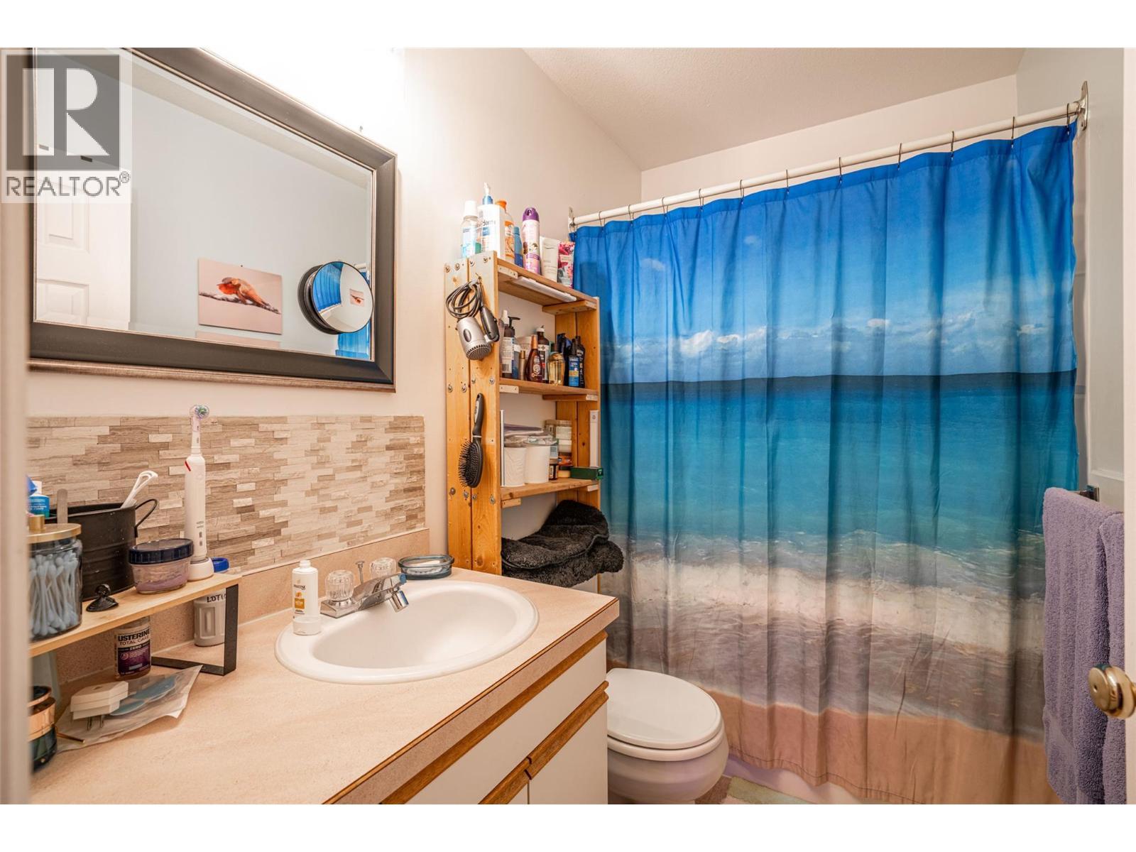 5683 97 Highway, Falkland, BC - Indoor Photo Showing Bathroom