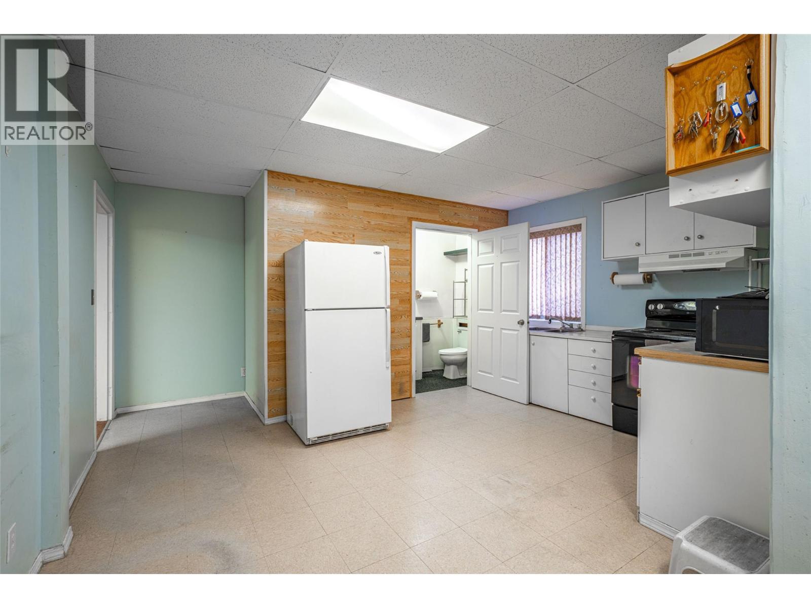 5683 97 Highway, Falkland, BC - Indoor