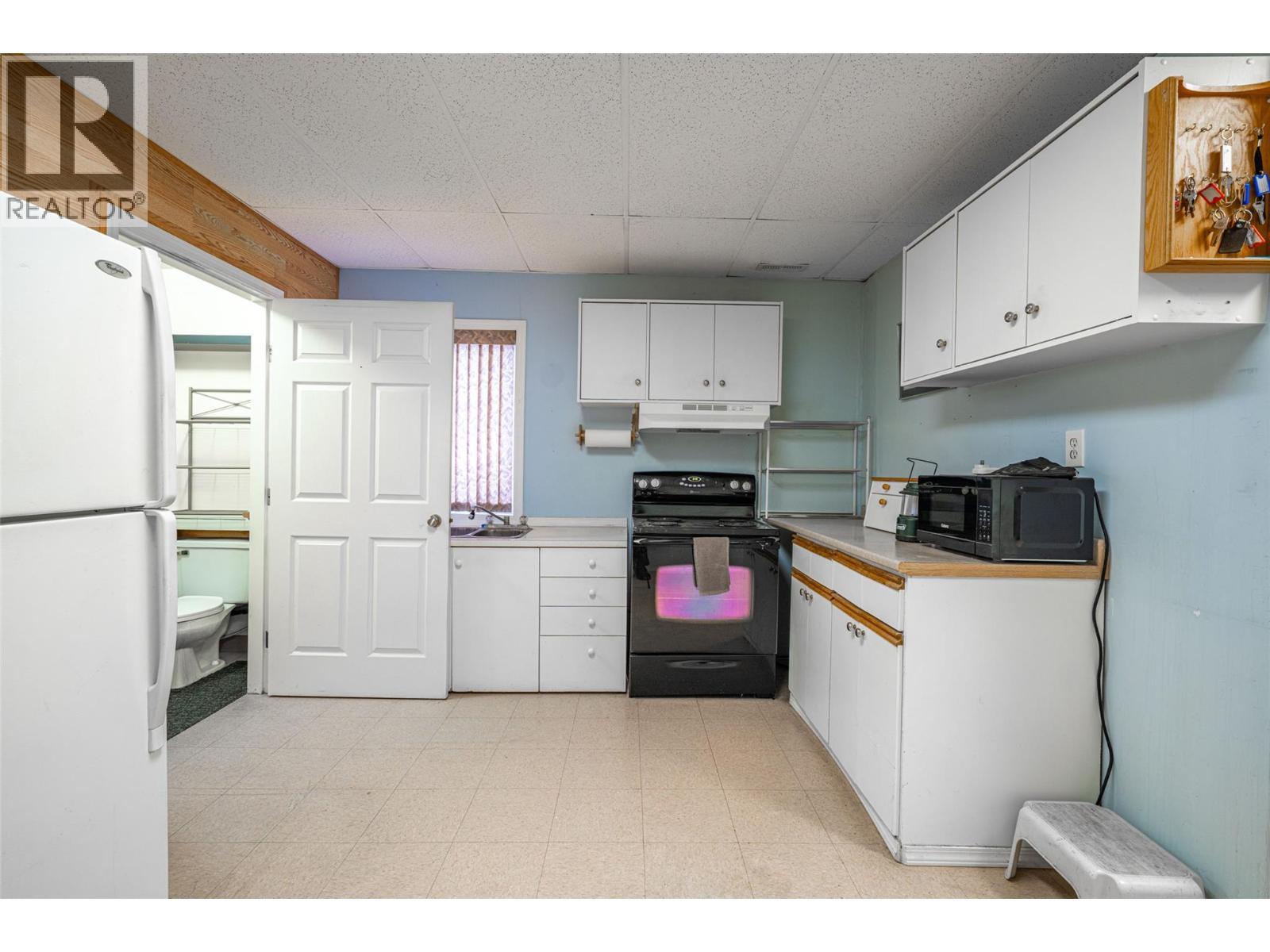 5683 97 Highway, Falkland, BC - Indoor Photo Showing Kitchen