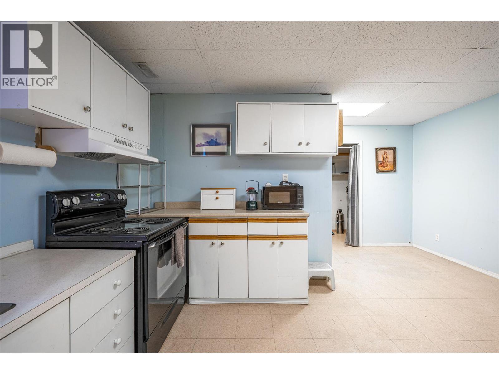 5683 97 Highway, Falkland, BC - Indoor Photo Showing Kitchen