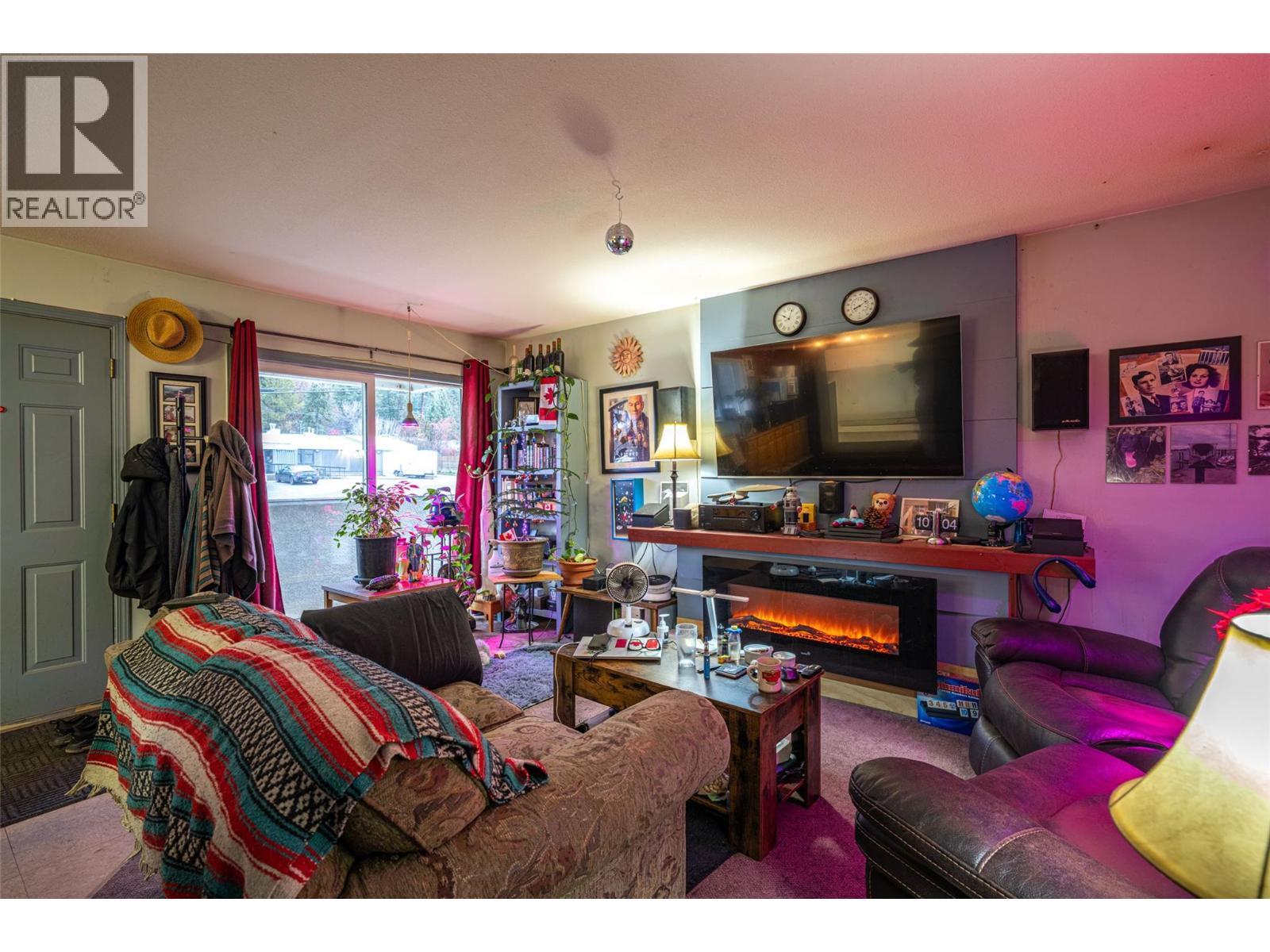 5683 97 Highway, Falkland, BC - Indoor Photo Showing Living Room