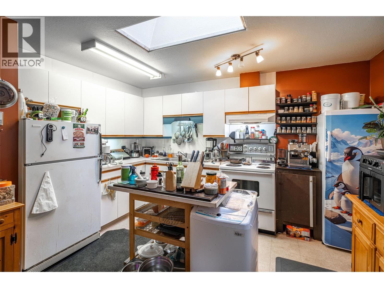 5683 97 Highway, Falkland, BC - Indoor Photo Showing Kitchen