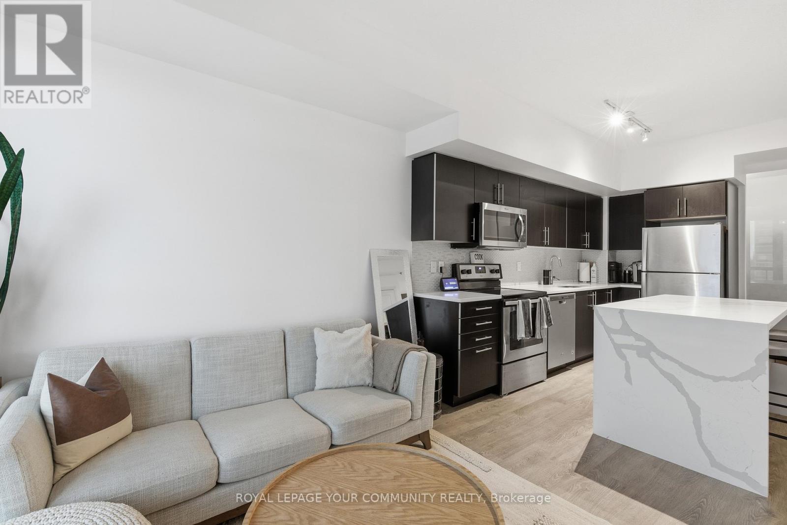 604 - 55 Speers Road, Oakville, ON - Indoor Photo Showing Kitchen