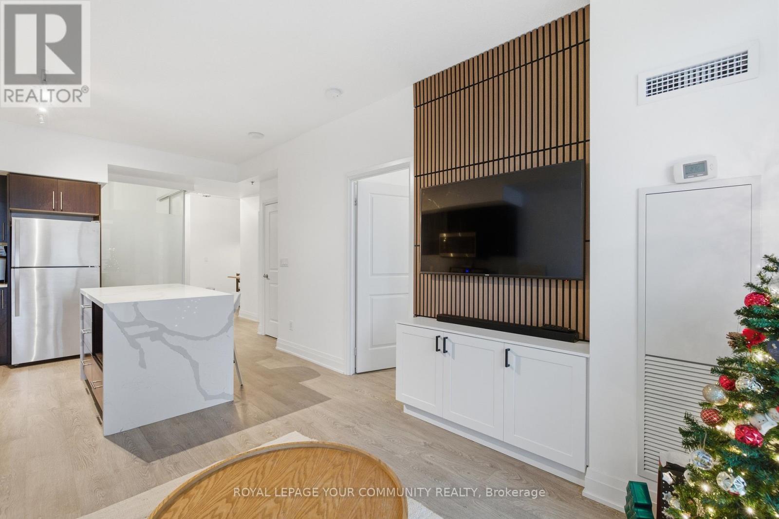 604 - 55 Speers Road, Oakville, ON - Indoor Photo Showing Kitchen