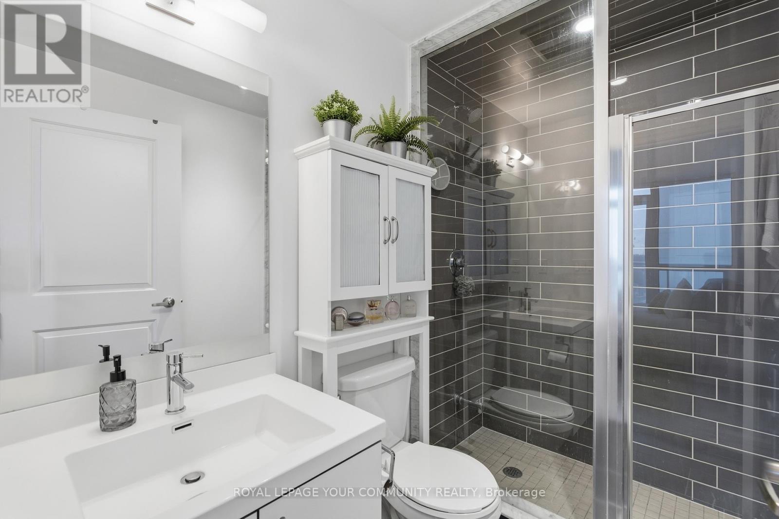 604 - 55 Speers Road, Oakville, ON - Indoor Photo Showing Bathroom