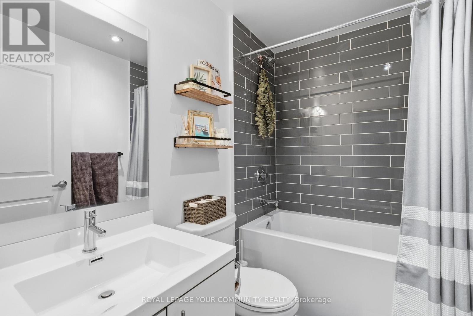 604 - 55 Speers Road, Oakville, ON - Indoor Photo Showing Bathroom