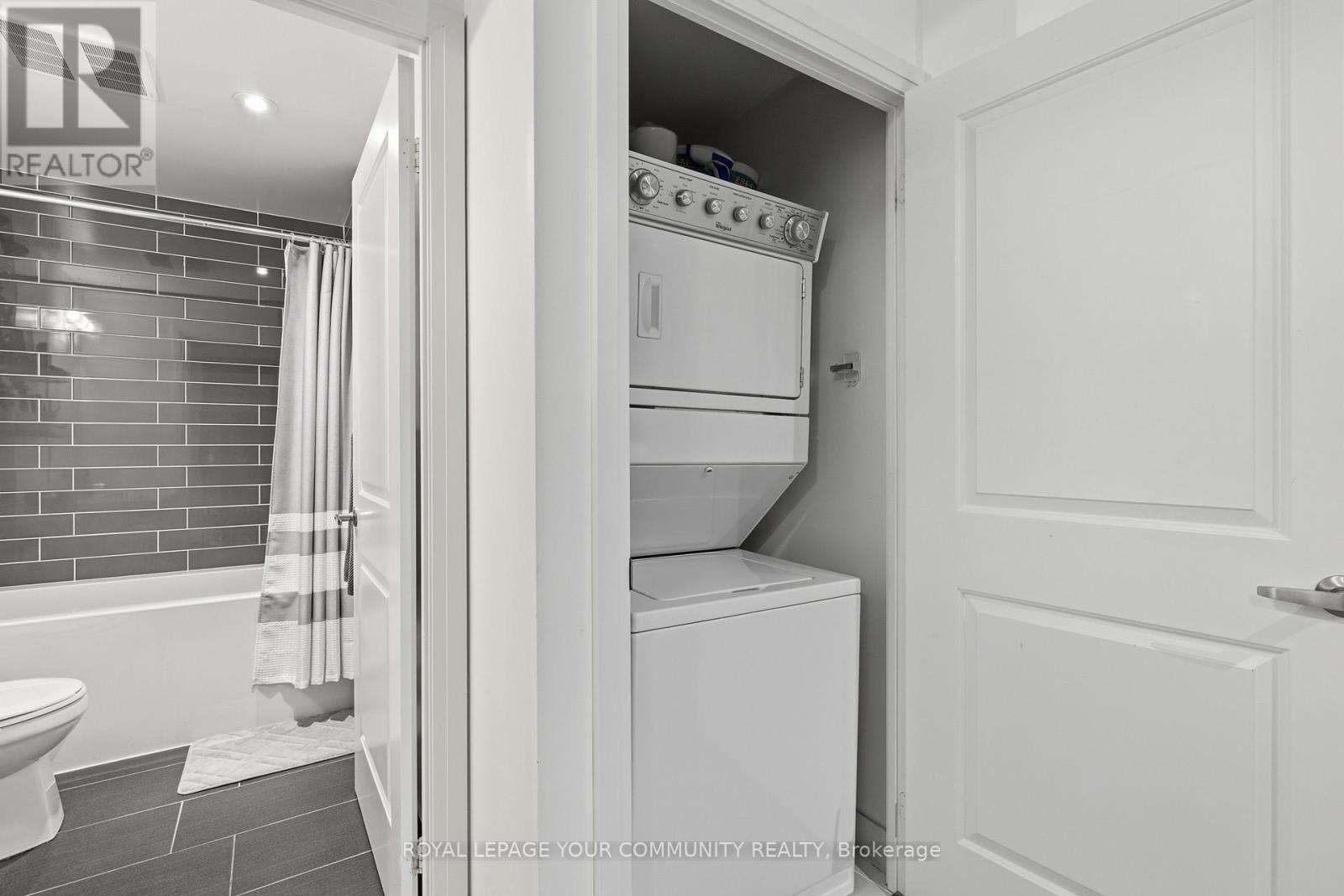 604 - 55 Speers Road, Oakville, ON - Indoor Photo Showing Laundry Room