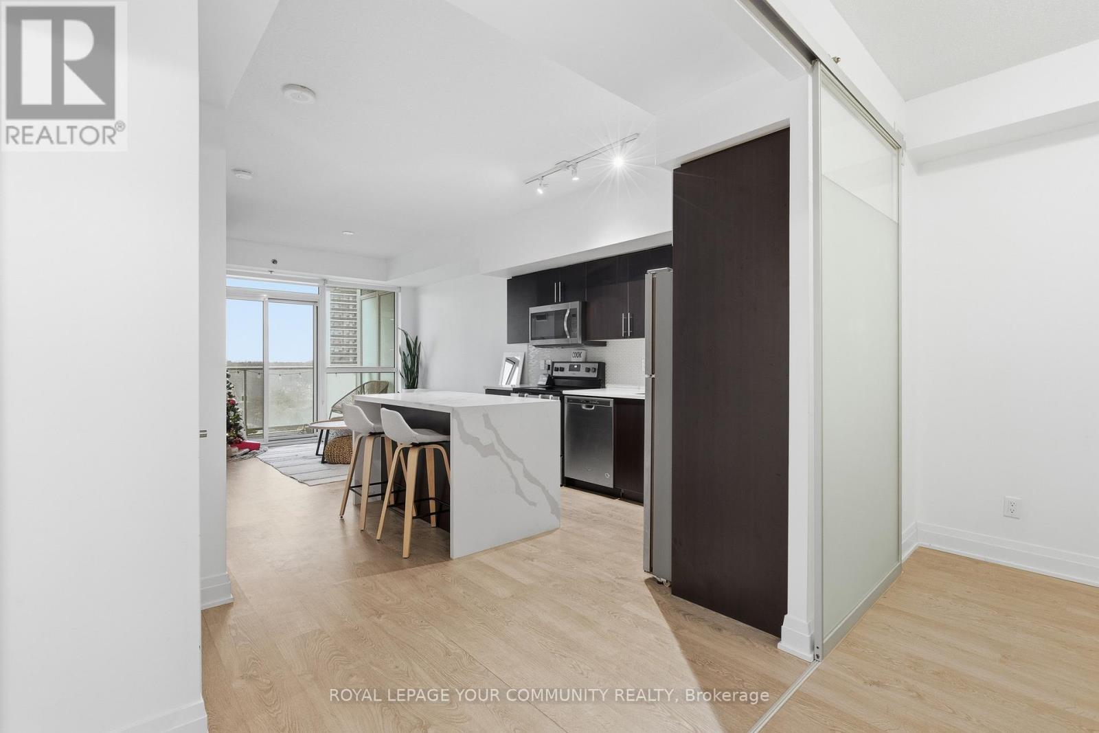 604 - 55 Speers Road, Oakville, ON - Indoor Photo Showing Kitchen