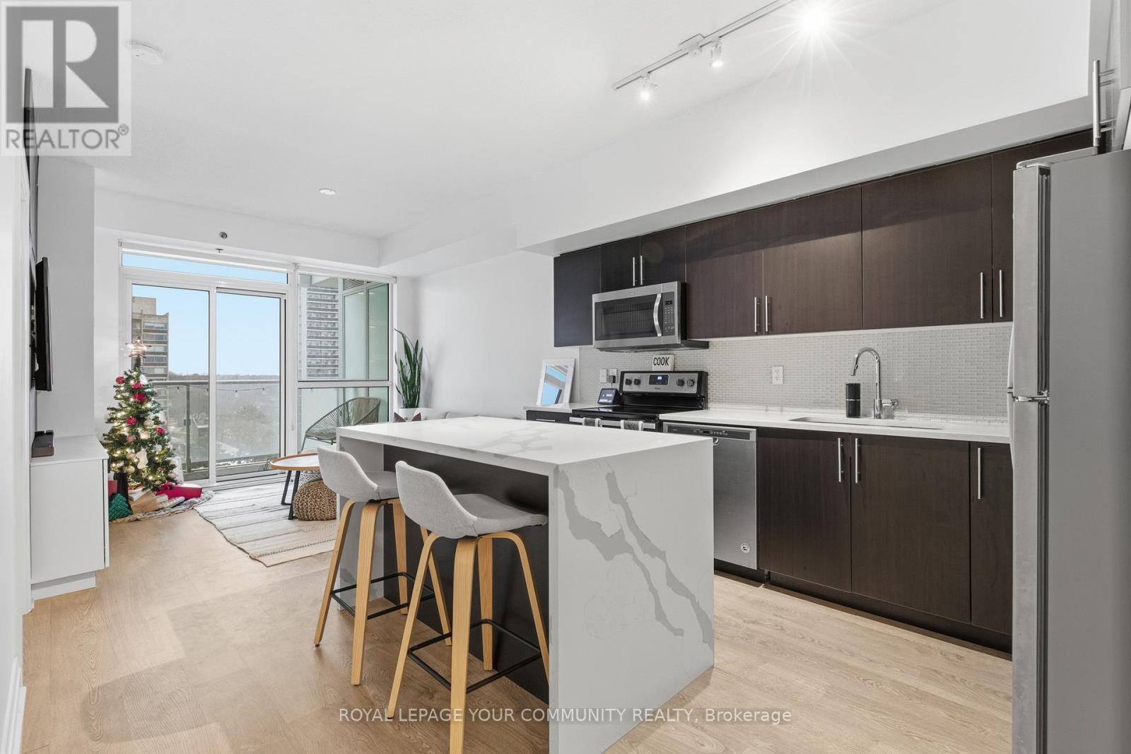 604 - 55 Speers Road, Oakville, ON - Indoor Photo Showing Kitchen With Upgraded Kitchen