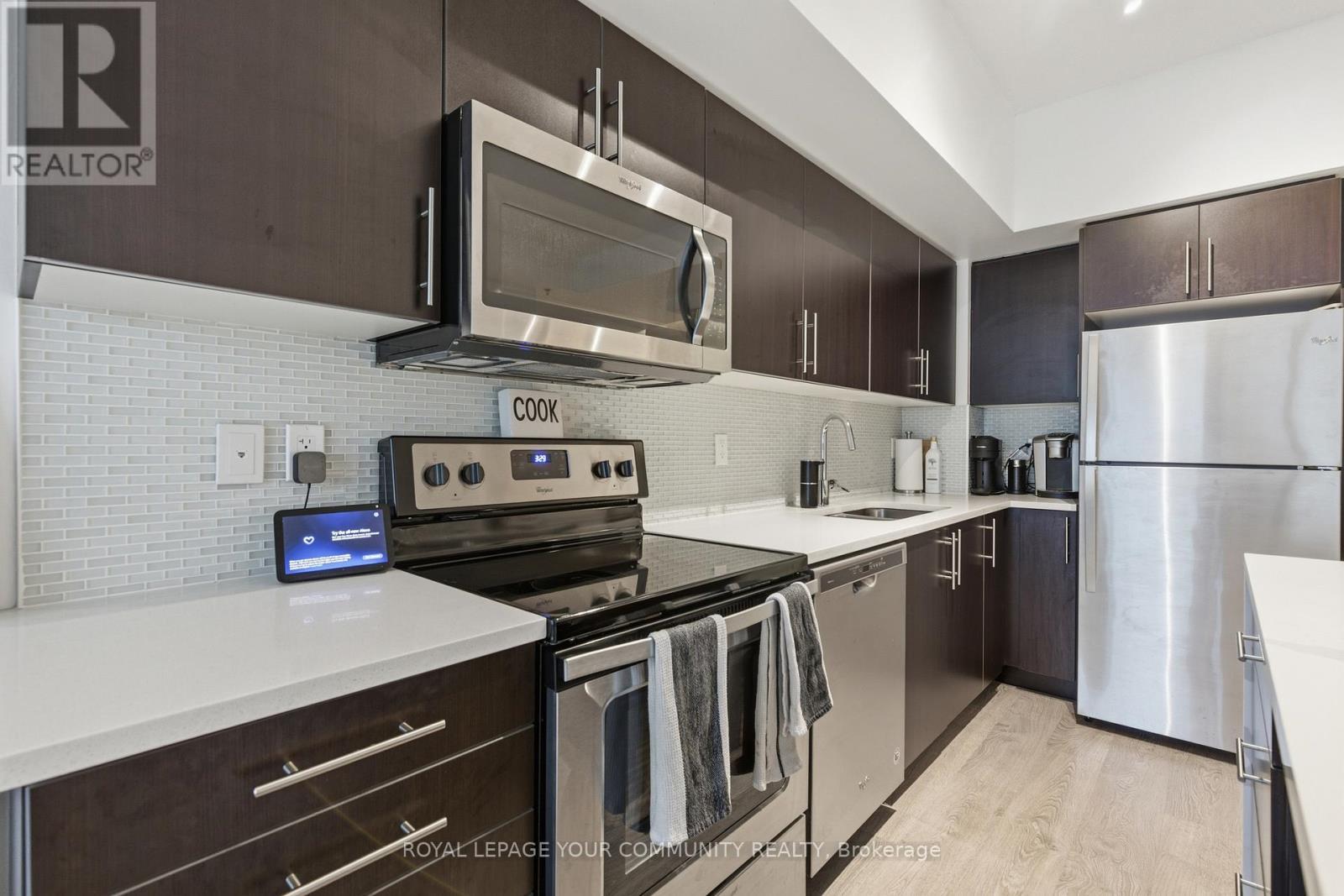 604 - 55 Speers Road, Oakville, ON - Indoor Photo Showing Kitchen With Upgraded Kitchen