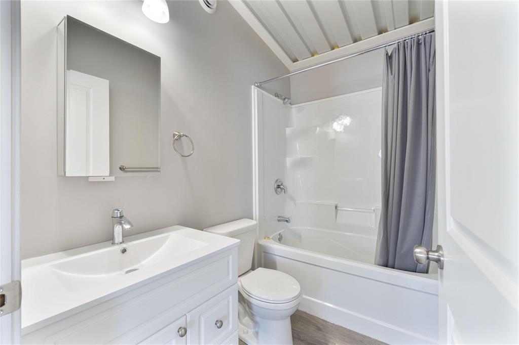 218 Whitmore Avenue W, Dauphin, MB - Indoor Photo Showing Bathroom