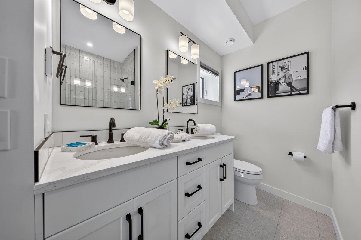 404-510 14Th Street, Invermere, BC - Indoor Photo Showing Bathroom