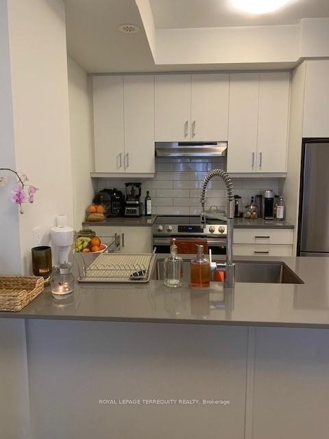 66-31 Honeycrisp Crescent, Vaughan, ON - Indoor Photo Showing Kitchen With Upgraded Kitchen