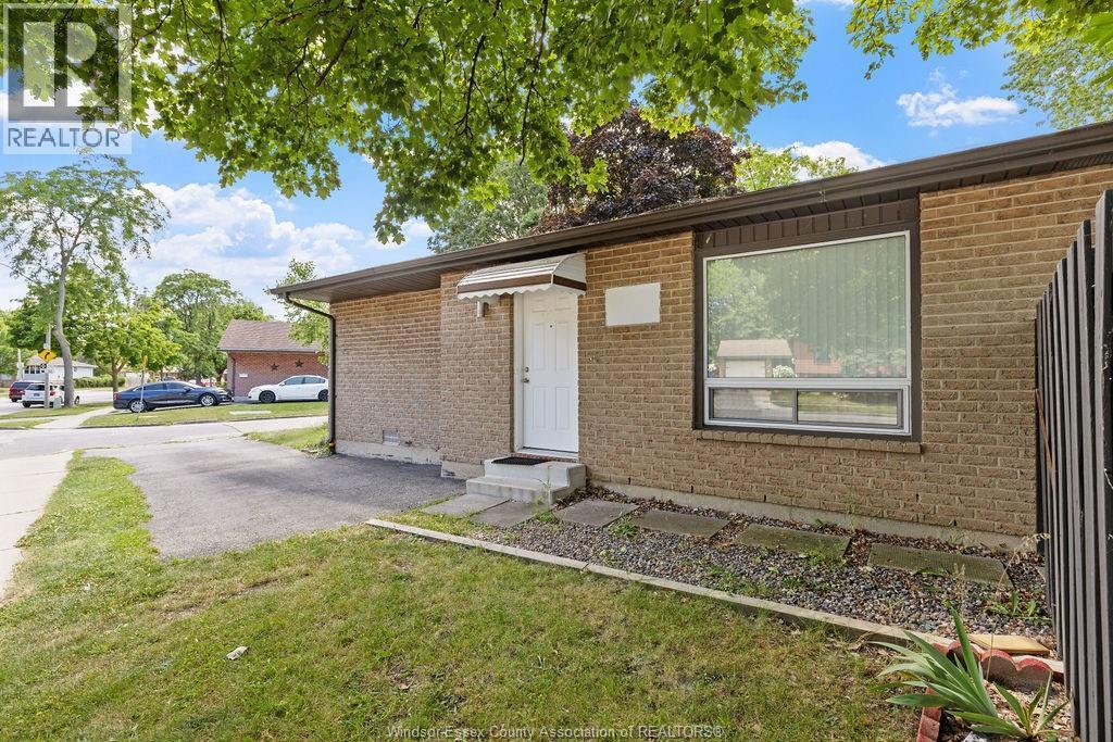 9996 Forest Glade Court, Windsor, ON