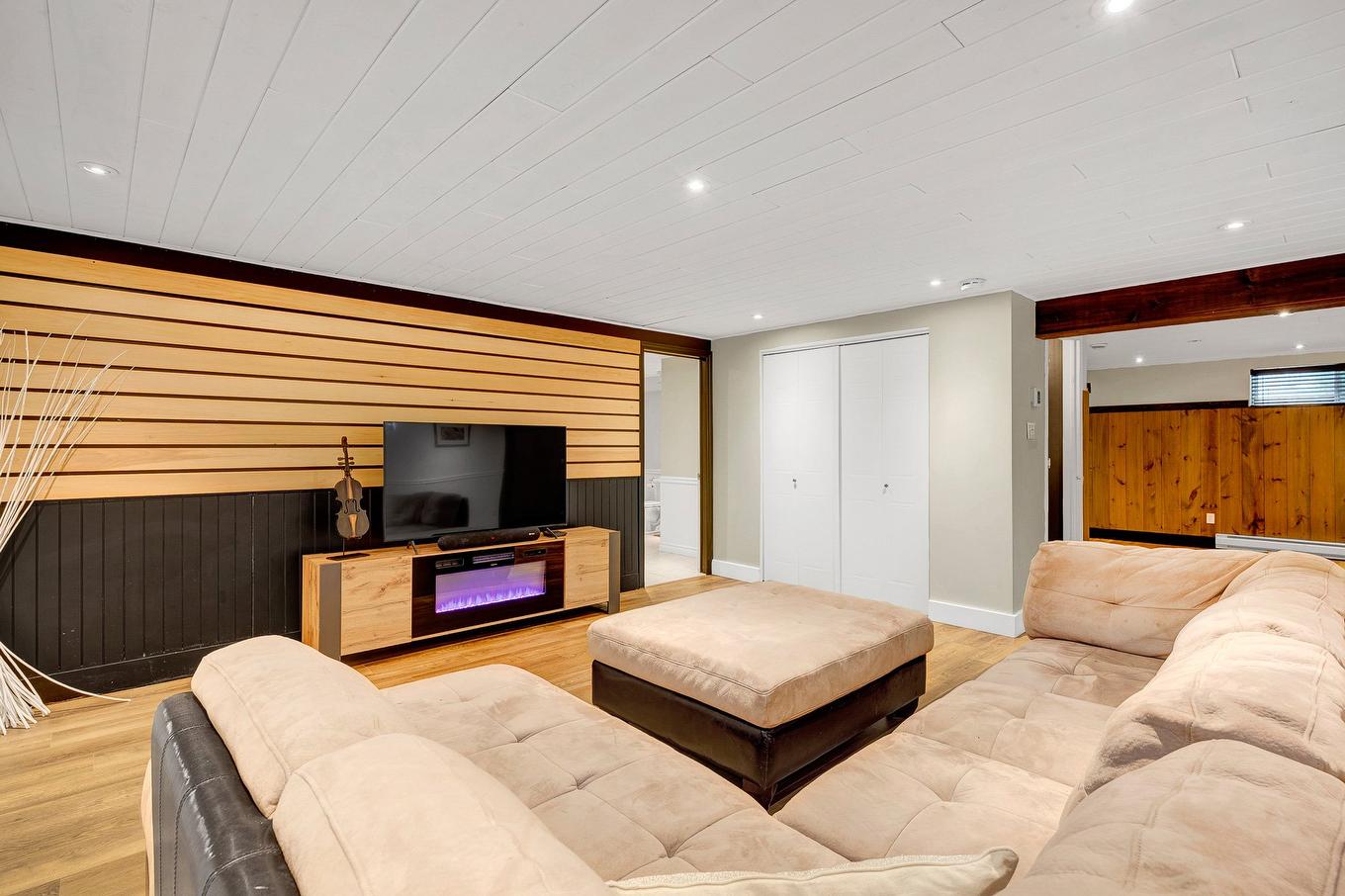 Salle familiale - 1062 Rue Principale, Prévost, QC - Indoor