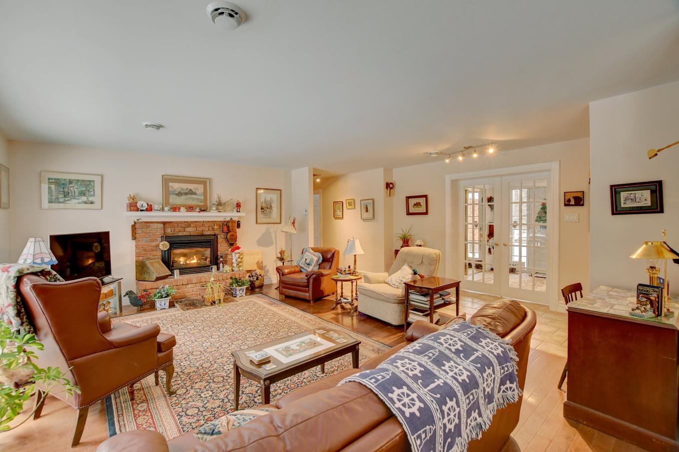 Living room - 2855 Place Winner, Saint-Lazare, QC - Indoor Photo Showing Living Room With Fireplace