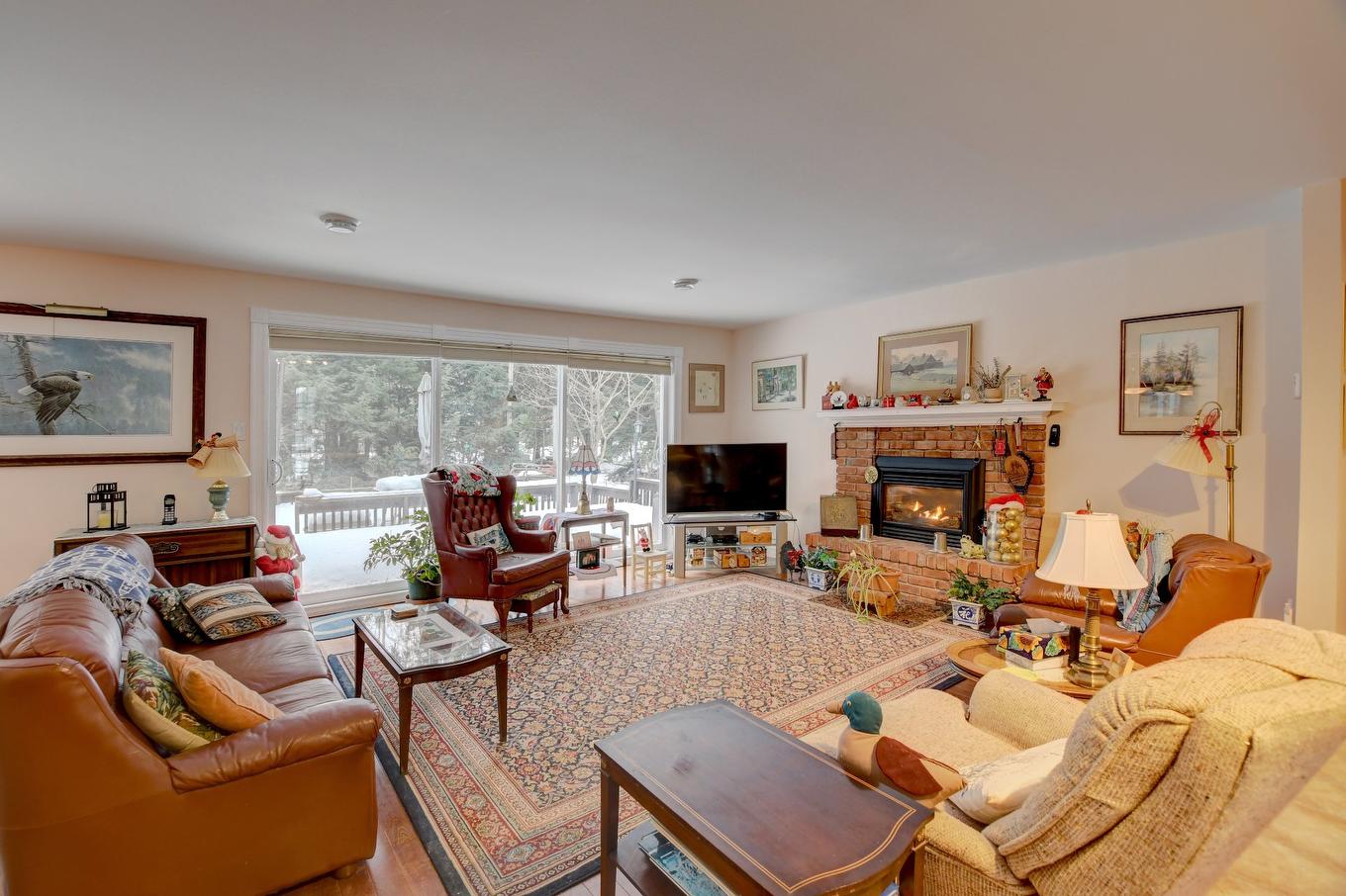 Living room - 2855 Place Winner, Saint-Lazare, QC - Indoor Photo Showing Living Room With Fireplace