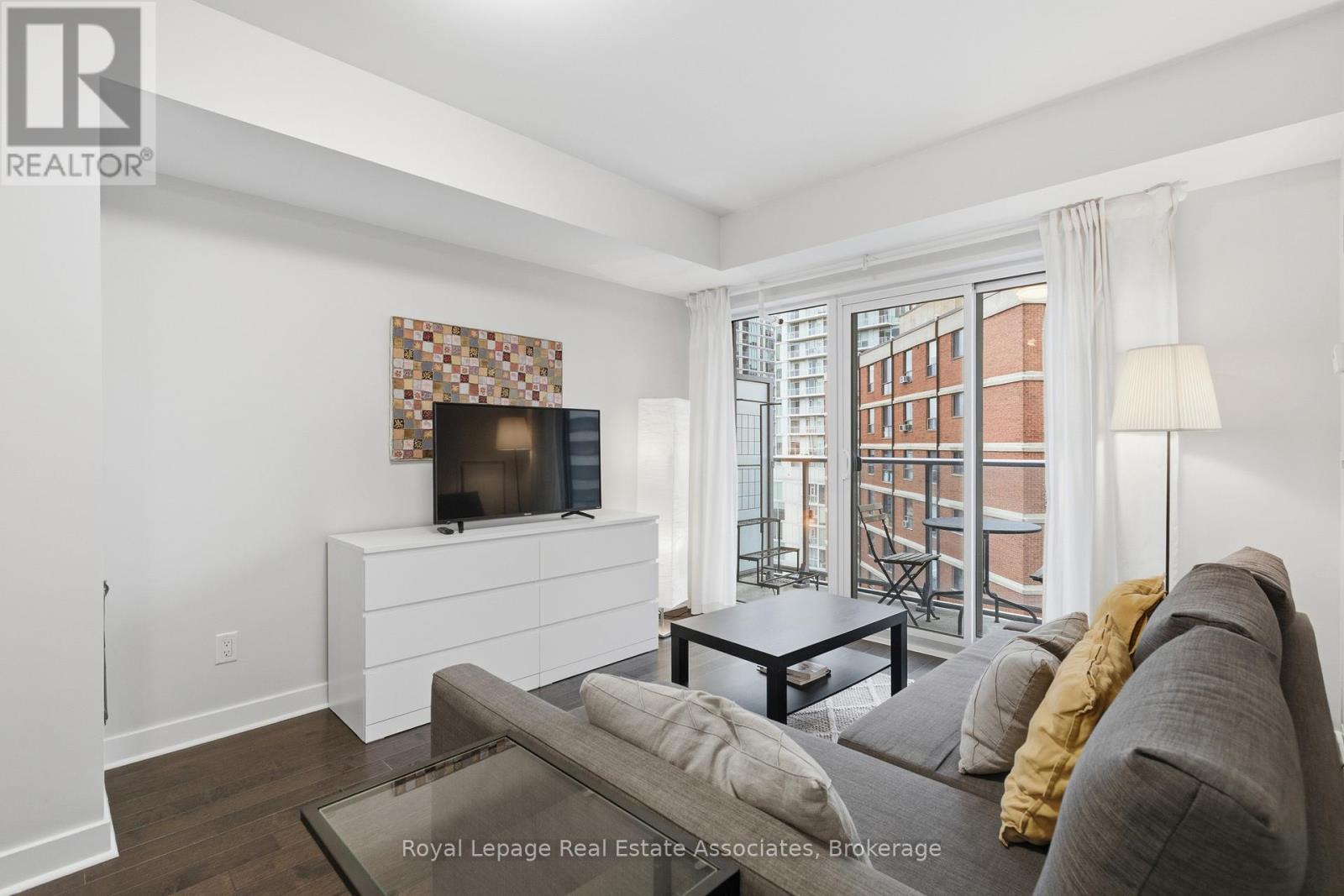 1606 - 58 Orchard View Boulevard, Toronto, ON - Indoor Photo Showing Living Room