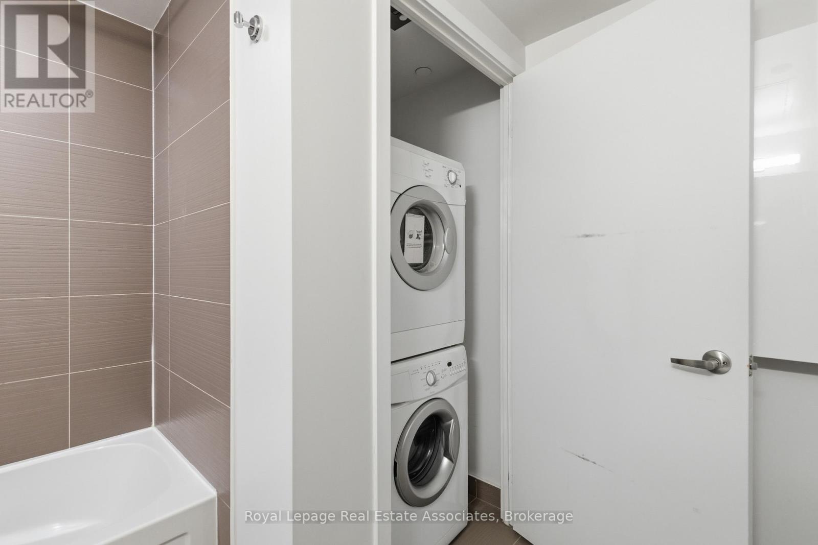 1606 - 58 Orchard View Boulevard, Toronto, ON - Indoor Photo Showing Laundry Room