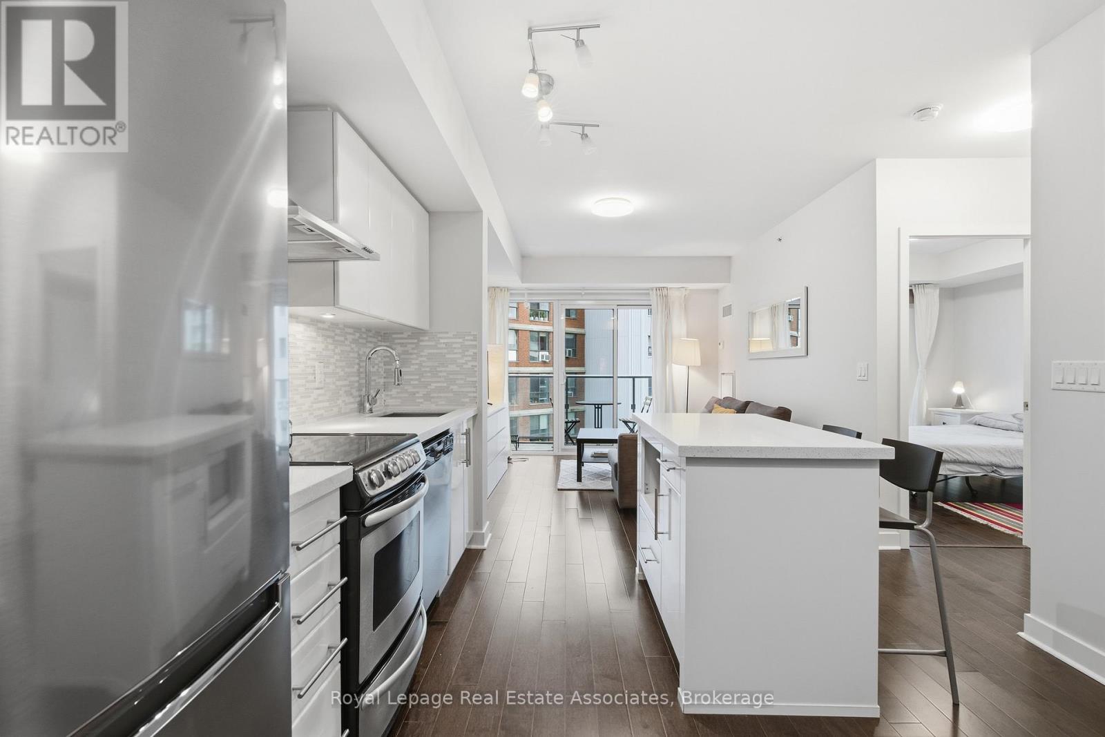 1606 - 58 Orchard View Boulevard, Toronto, ON - Indoor Photo Showing Kitchen With Upgraded Kitchen