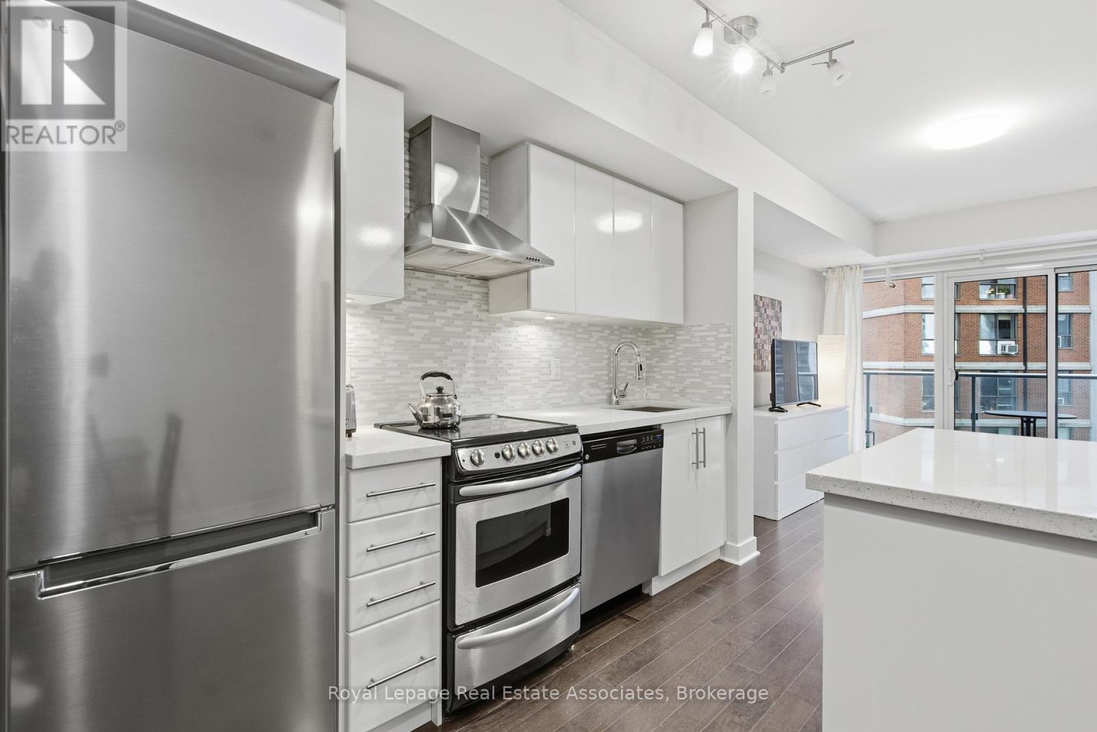 1606 - 58 Orchard View Boulevard, Toronto, ON - Indoor Photo Showing Kitchen With Upgraded Kitchen