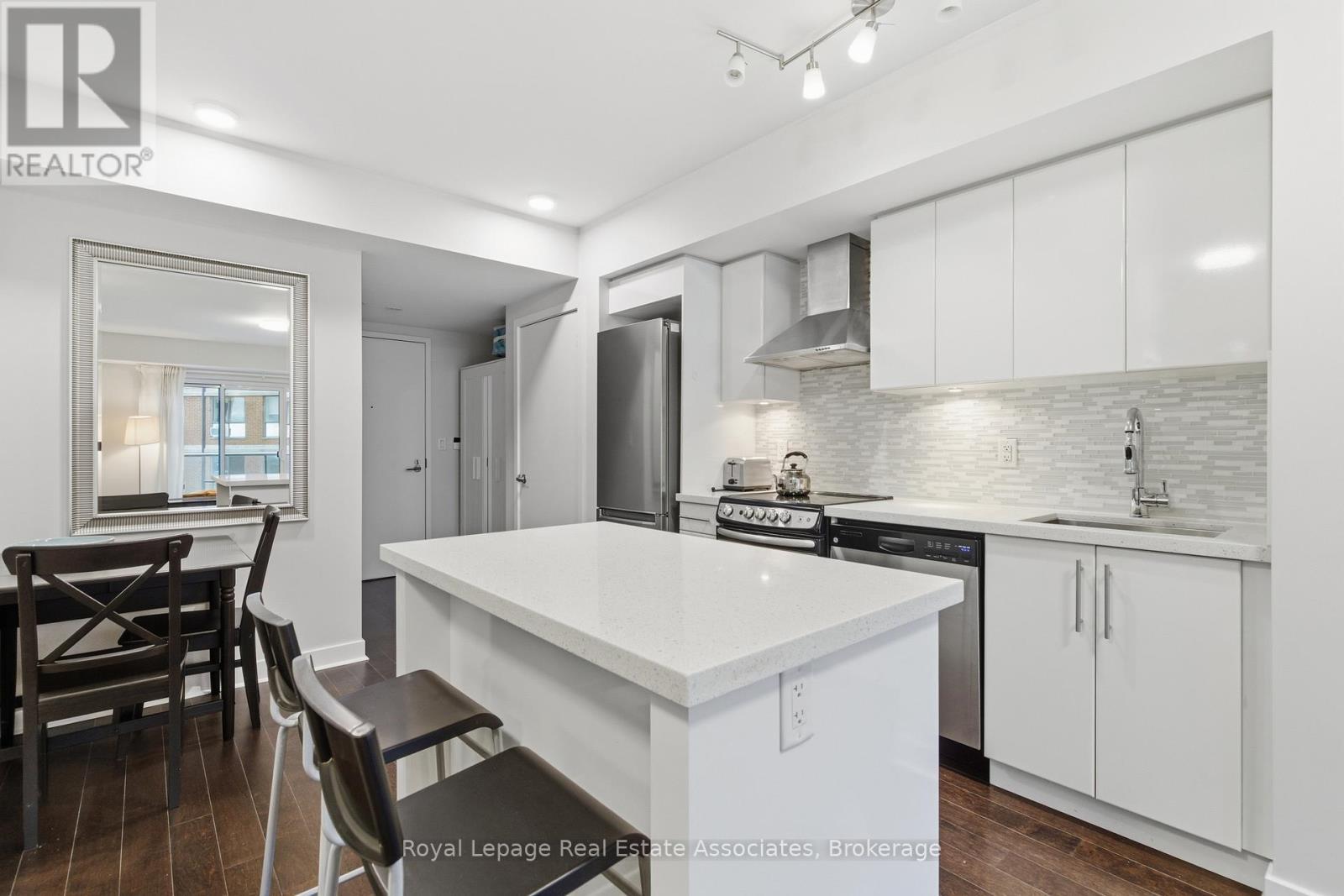 1606 - 58 Orchard View Boulevard, Toronto, ON - Indoor Photo Showing Kitchen With Upgraded Kitchen