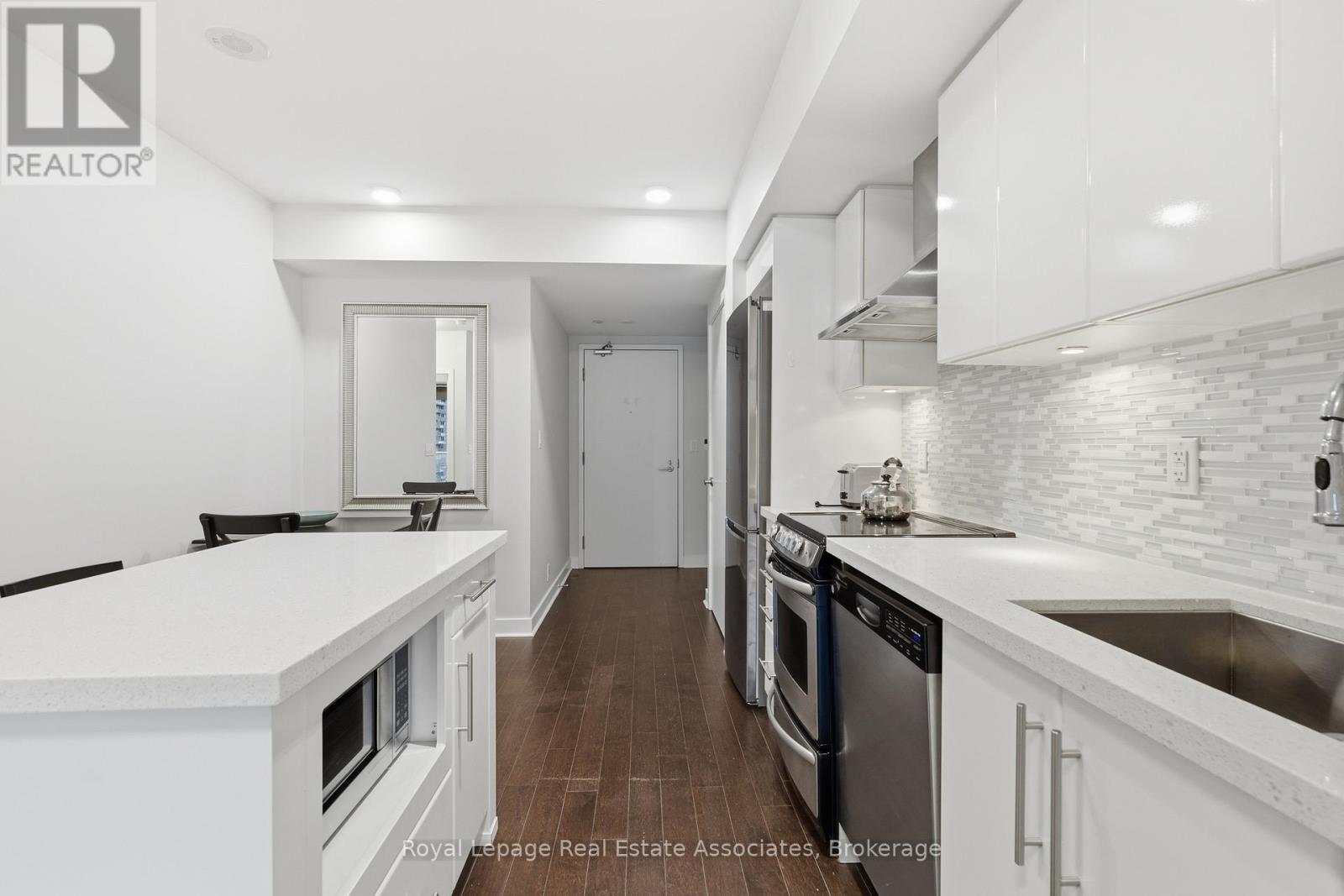 1606 - 58 Orchard View Boulevard, Toronto, ON - Indoor Photo Showing Kitchen With Upgraded Kitchen