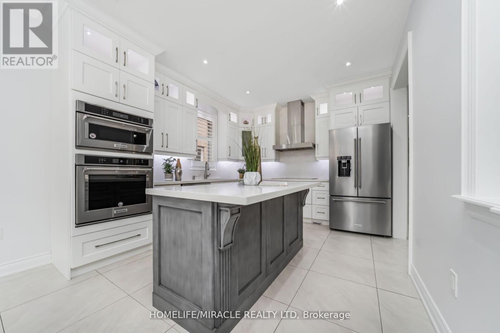 10 Kenora Street, Brampton, ON - Indoor Photo Showing Kitchen With Upgraded Kitchen