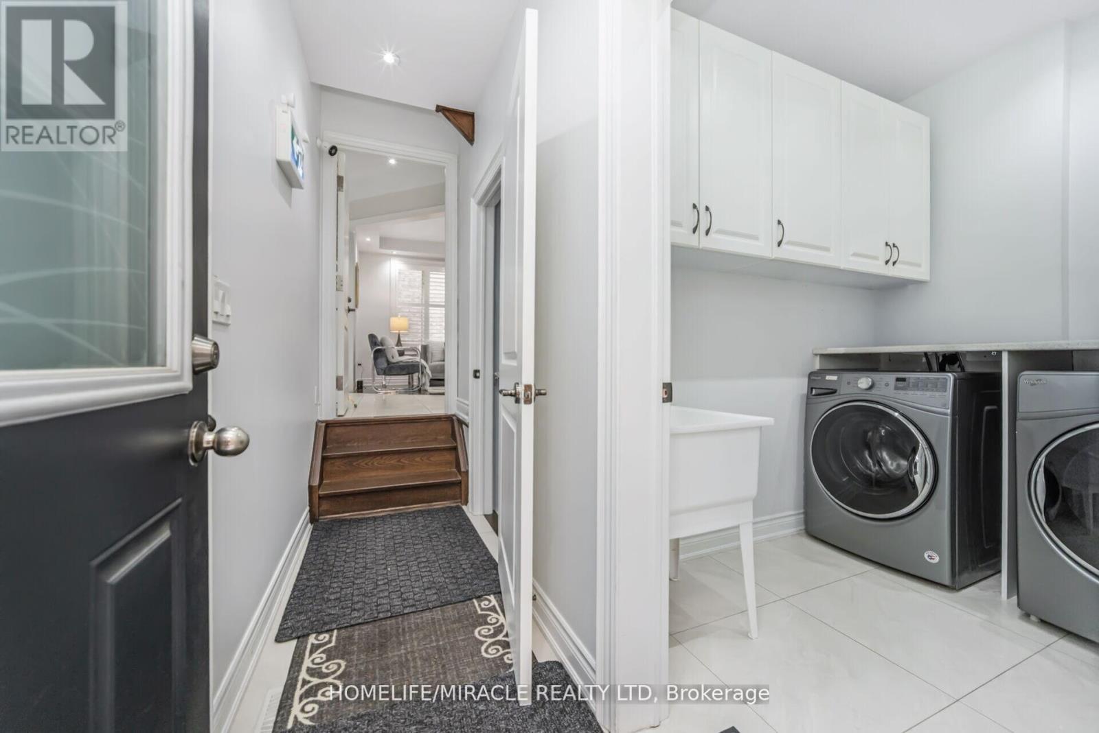 10 Kenora Street, Brampton, ON - Indoor Photo Showing Laundry Room