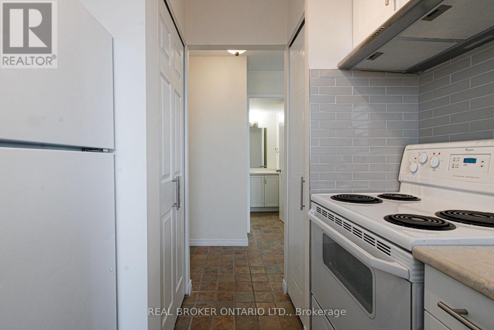 1914 - 1270 Maple Crossing Boulevard, Burlington, ON - Indoor Photo Showing Kitchen