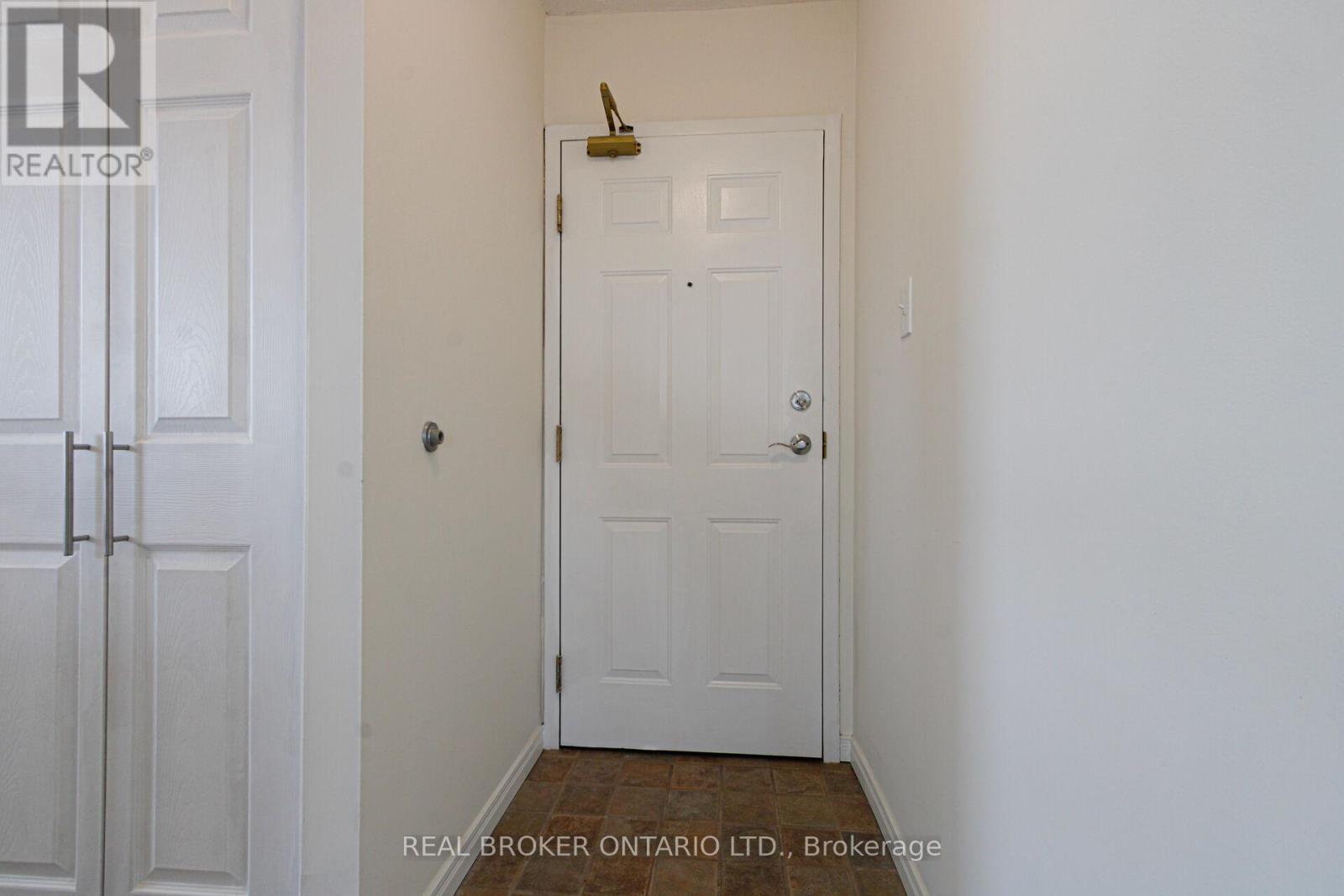 1914 - 1270 Maple Crossing Boulevard, Burlington, ON - Indoor Photo Showing Other Room