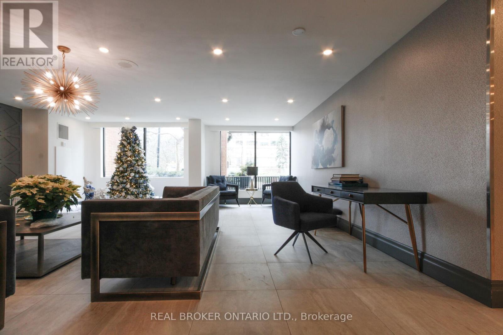 1914 - 1270 Maple Crossing Boulevard, Burlington, ON - Indoor